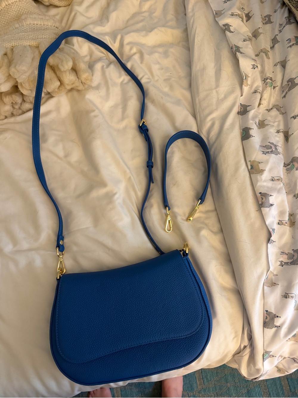 Elegant Blue Pebbled Crossbody Bag with Removable Strap